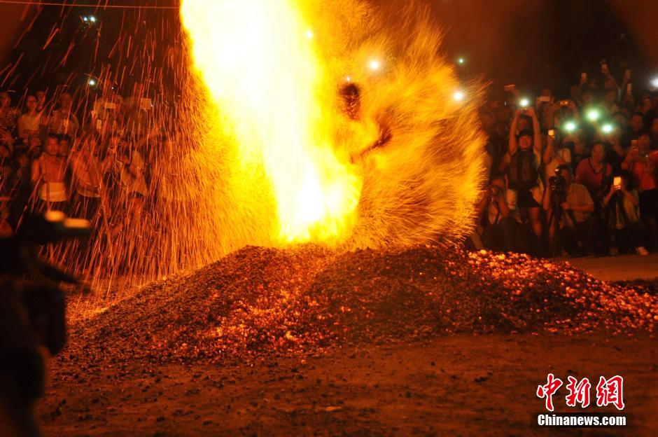 Tradición de 'andar sobre el fuego' en Zhejiang