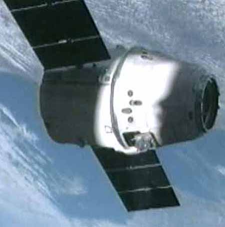 Nave espacial Dragon de EEUU llega a estación espacial