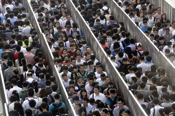 Los pasajeros hacen cola para pasar por el control de seguridad en hora punta en la estación Tiantongyuan Norte de Pekín, el 27 de mayo de 2014.
