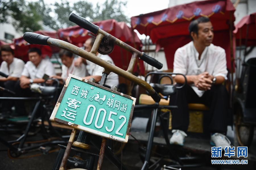 Cao Junlai espera la llegada de turistas en su rickshaw en Pekín, el 12 de septiembre de 2014. 