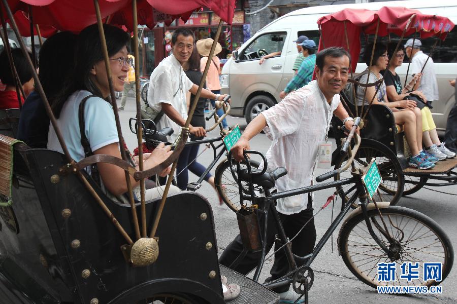 Cao Junlai comienza otro paseo en rickshaw en Pekín, el 12 de septiembre de 2014.