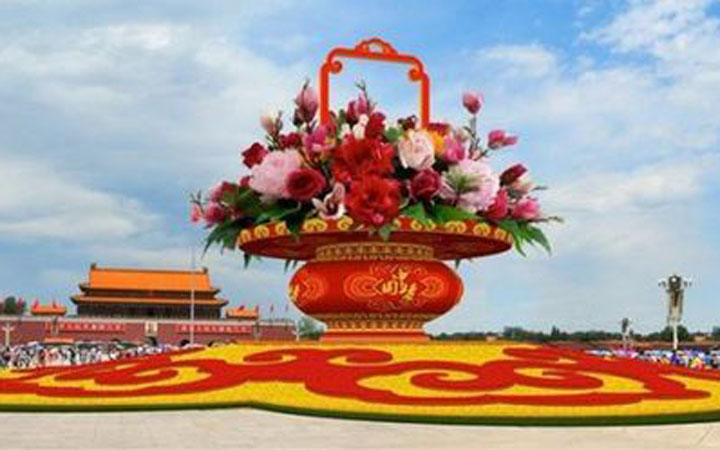 Cambio de adornos florales del Día Nacional en la capital