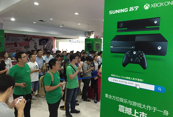 Los fanáticos de las videoconsolas esperan el lanzamiento de la consola Xbox One de Microsoft en una tienda de Suning en Shanghai, el domingo por la tarde. 