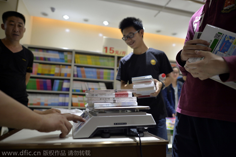 En el mostrador de la tienda de libros en Chongqing hay una balanza electrónica en lugar de un escáner de código de barras.[Foto/IC]