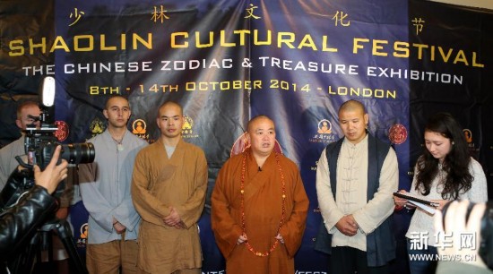 Shi Yongxin (3 ª R), Abad del Templo de Shaolin, conversa con los asistentes al 3er Festival Cultural de Shaolin en Londres, Gran Bretaña. [Foto / Xinhua] 