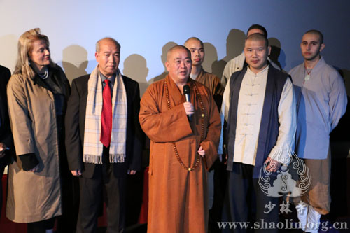 Shi Yongxin (3 ª R), Abad del Templo de Shaolin, conversa con los asistentes al 3er Festival Cultural de Shaolin en Londres, Gran Bretaña. [Foto / Xinhua] 