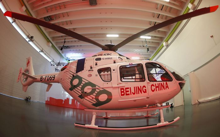 Helicóptero bimotor EC135 parqueado en un hangar, antes de la ceremonia oficial de traspaso en Donauwoerth, Alemania. El EC135 será la primera ambulancia aérea equipada de China. [Foto/Agencias]