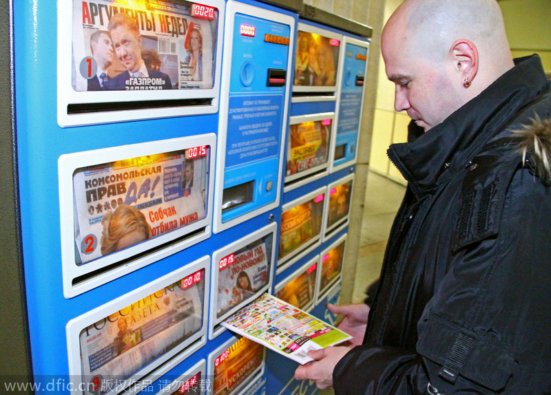En el metro, un hombre compra revistas en una máquina expendedora. Moscú, Rusia.[Foto: IC]