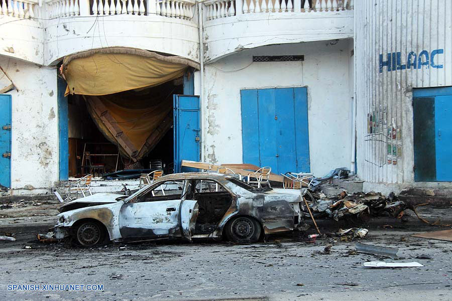 Suman 20 muertos por estallido de coche bomba en capital de Somalia