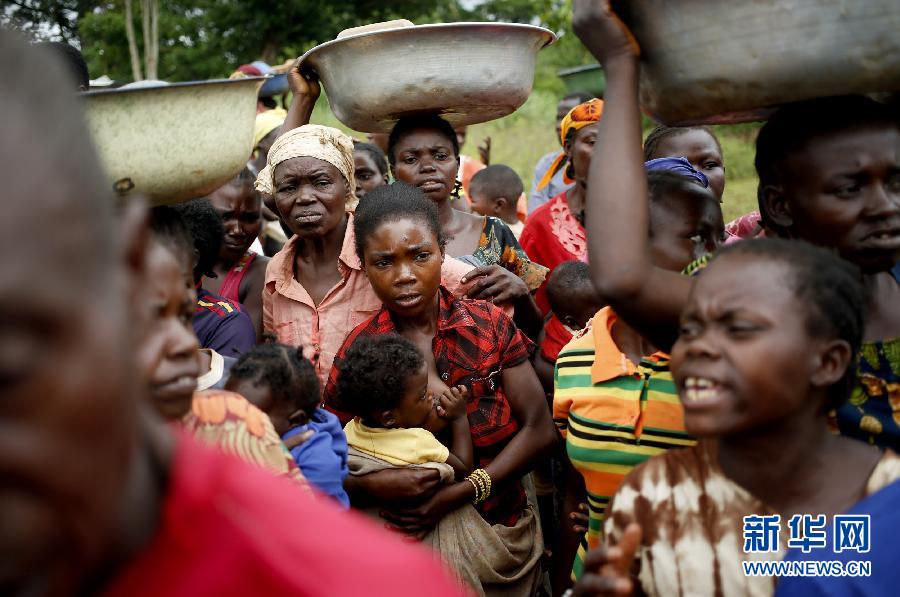 15 de abril 2014, en Bardon, República de África Central, las personas desplazadas esperan a recibir alimentos. (Foto: Xinhua / Reuters)
