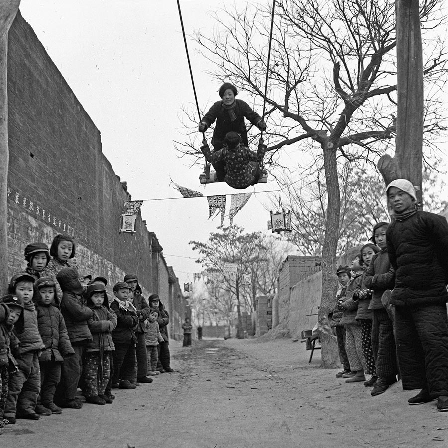 Dos chicas de pueblo juegan en un columpio en el condado de Jin en la provincia de Hebei, por Cheng Guo, año 1954.
