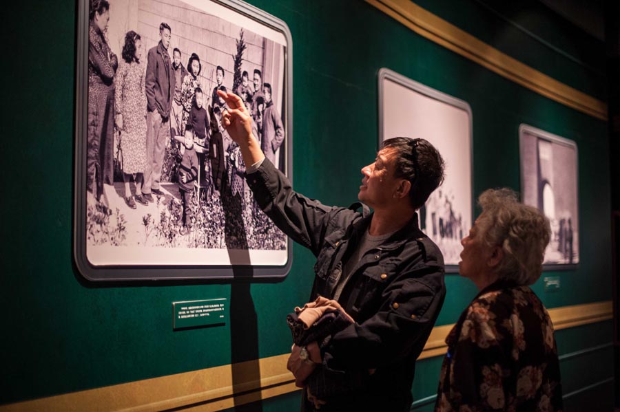 La gente visita la exposición “Sueño Chino – Cambios Sociales” en el China Millenium Monument de Pekín, por Li Di.