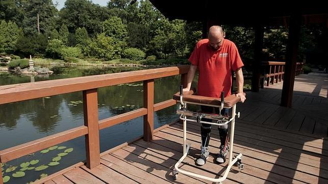 Un parapléjico camina gracias a un trasplante celular