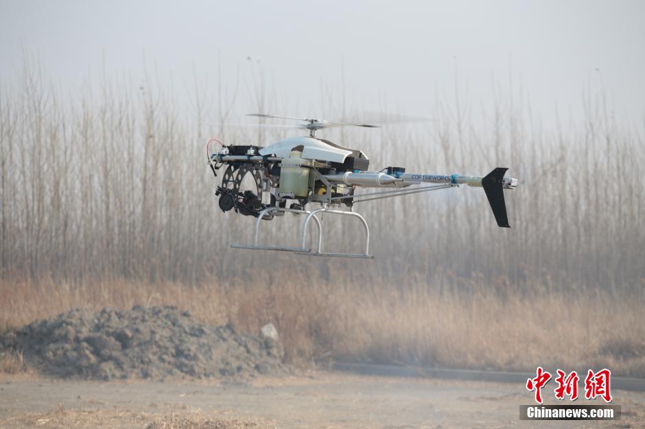 Heilongjiang, 23/10/2014(Pueblo en Línea)- 22 de octubre, la EPA de la ciudad de Harbin ha comenzado a usar "aviones no tripulados" para monitorizar la situación de la quema de paja. Monitorizar el aire puede servir para controlar eficazmente la situación de la quema ilegal, y por lo tanto prevenir la contaminación del aire causada por la quema de paja. En la foto despega el avión no tripulado que detecta quema de paja. (Foto: Dongliang Wang / Agencias de Noticias de China)