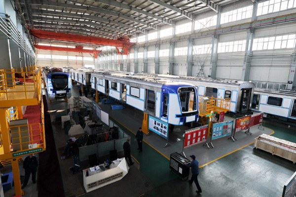 Trabajadores montan vagones de metro en un taller de vehículos ferroviarios de Changchun, capital de la provincia de Jilin, el 31 de diciembre de 2013. Ferrocarriles de Changchun fue la mejor empresa en el mercado de vagones de ferrocarril en China en 2013.