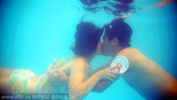 Una pareja se besa bajo el agua en un concurso de besos de Wuhan, provincia de Hubei, el día de San Valentín chino, el 2 de agosto de 2014. [Foto/IC]