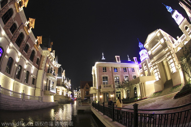 Vista nocturna del distrito financiero del puerto Este de Dalian, provincia de Liaoning, el 19 de octubre de 2014.
