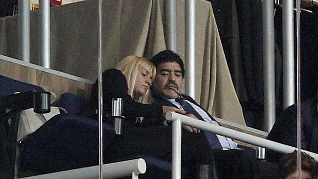 Maradona retira los cargos contra su novia tras el vídeo en el que aparece maltratándola