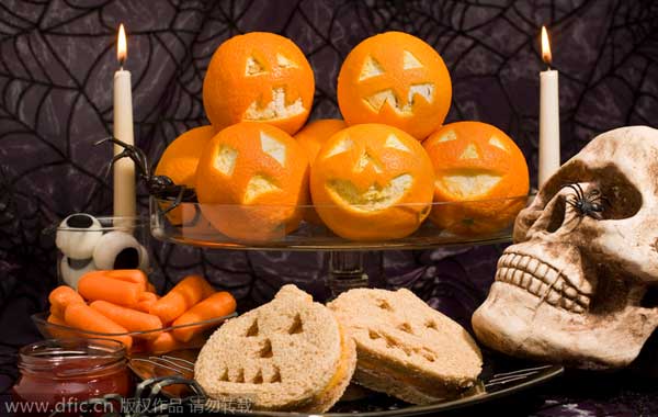 Sándwiches saludables con forma de calabaza de Halloween, zanahorias con forma de dedo en salsa de tomate con aspecto de sangre o incluso decorativas naranjas con forma de calabaza. [Foto/IC]