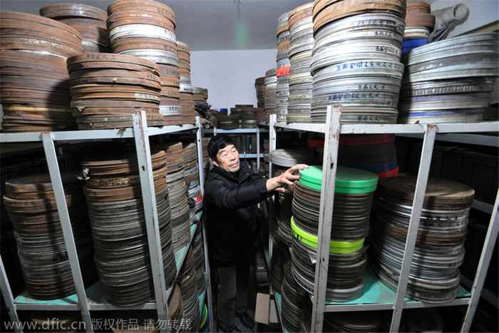 Wei organiza su colección de películas. [Foto / IC]
