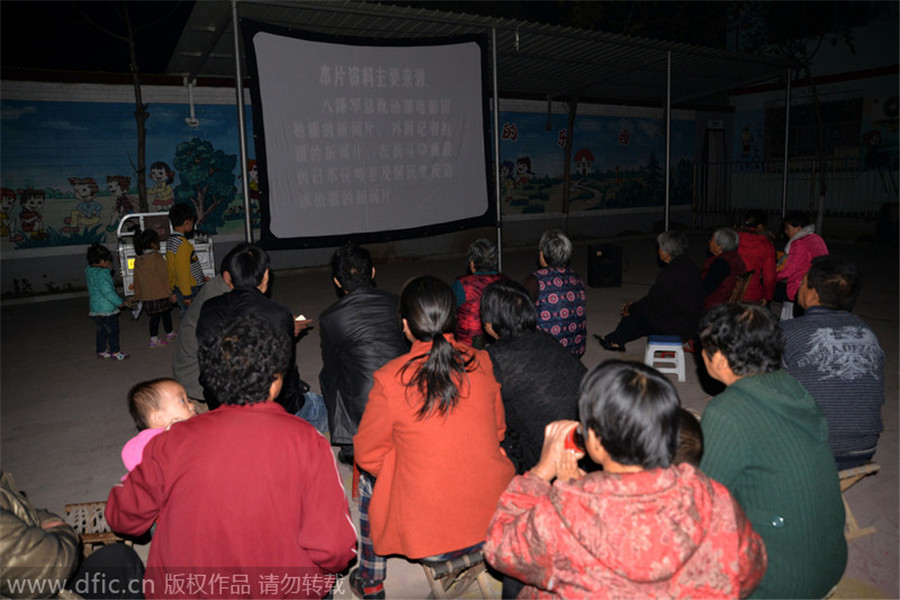 Los aldeanos ven la película Renrenzhanshengshengliwansui (viva el triunfo de la guerra popular) el 29 de octubre, 2014. [Foto / IC]