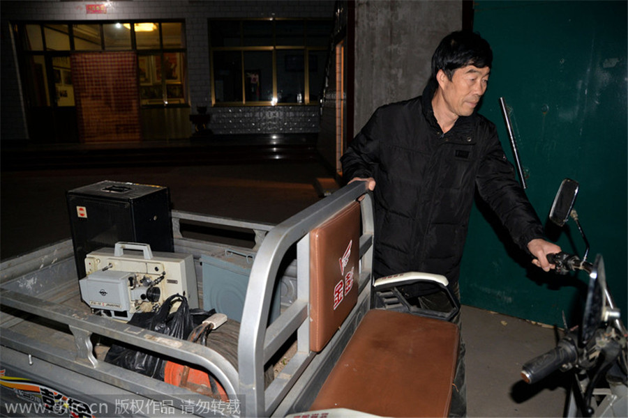 Wei parte hacia un espectáculo con su triciclo eléctrico y instalaciones de proyecto. [Foto / IC]