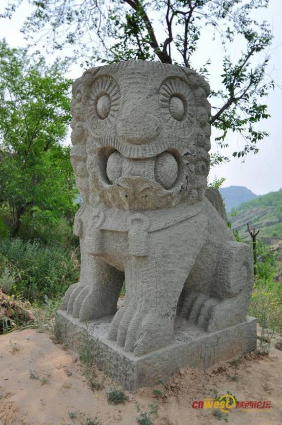 Un león de piedra en el condado de Suide [Foto por "Da Shu" / Cnwest]