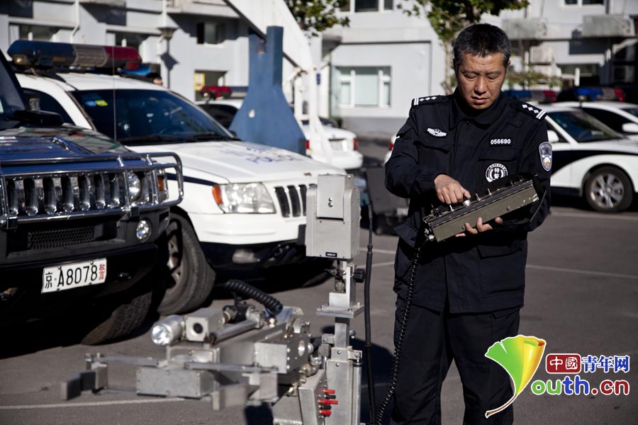 Agentes de la policía de prueban un robot EOD F6A (para la eliminación de artefactos explosivos) en Pekín el 2 de noviembre de 2014. El robot F6A EOD será utilizado para garantizar la seguridad durante las reuniones de APEC en noviembre en Pekín.
