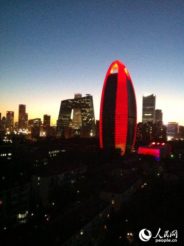 Diferentes iluminaciones del nuevo edificio de Diario del Pueblo