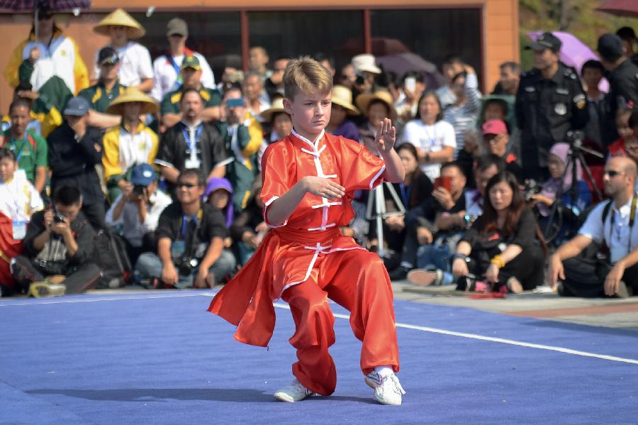 Un concursante de Kazajstán compite durante el Sexto Campeonato Mundial de Wushu Tradicional celebrado en la ciudad de Chizhou, Anhui.
