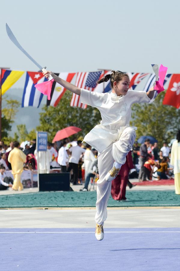 Un concursante de Rusia compite en el Sexto Campeonato Mundial de Wushu Tradicional celebrado en la ciudad de Chizhou, Anhui.