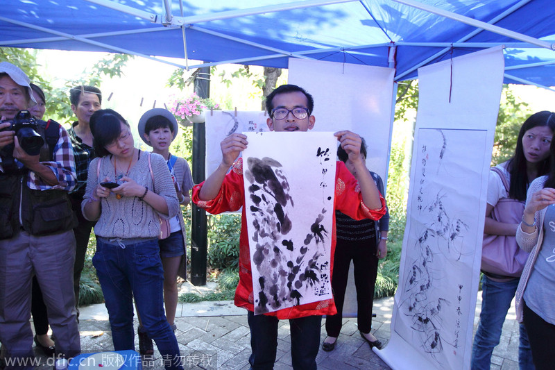 Artista chino pinta con su lengua