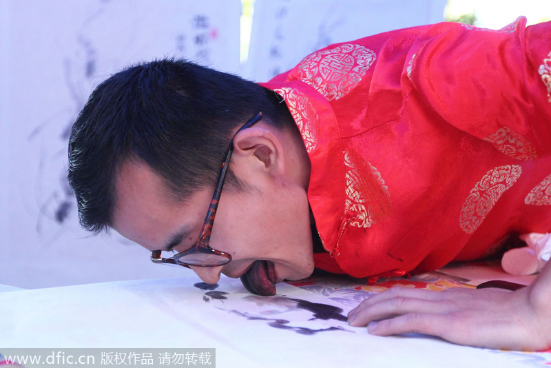 Artista chino pinta con su lengua