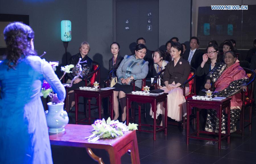Peng Liyuan, junto a esposas de líderes asiáticos, visita el museo de Pekín 2