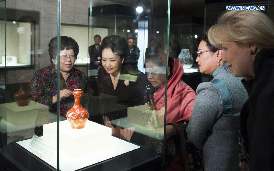 Peng Liyuan, junto a esposas de líderes asiáticos, visita el museo de Pekín 3
