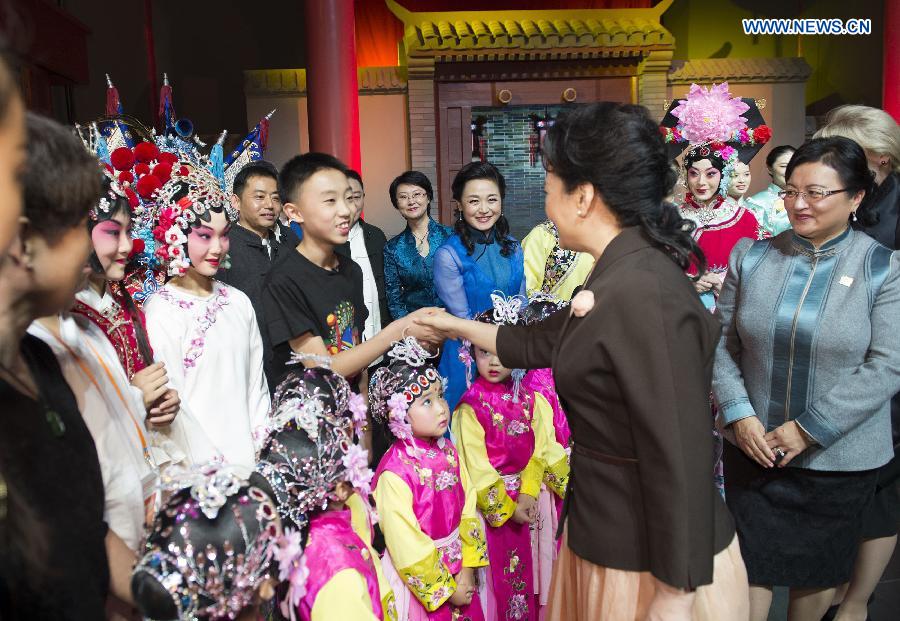 Peng Liyuan, junto a esposas de líderes asiáticos, visita el museo de Pekín 7