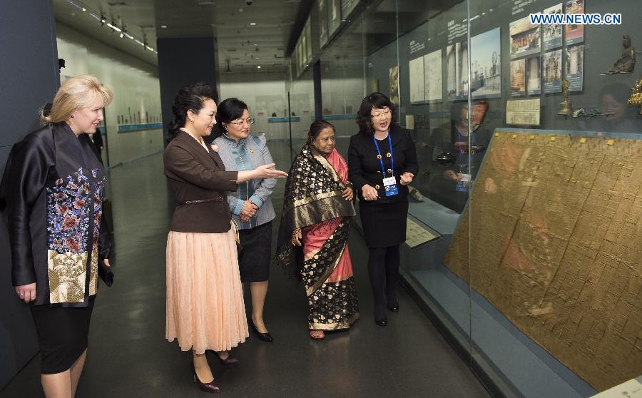 Peng Liyuan, junto a esposas de líderes asiáticos, visita el museo de Pekín 5