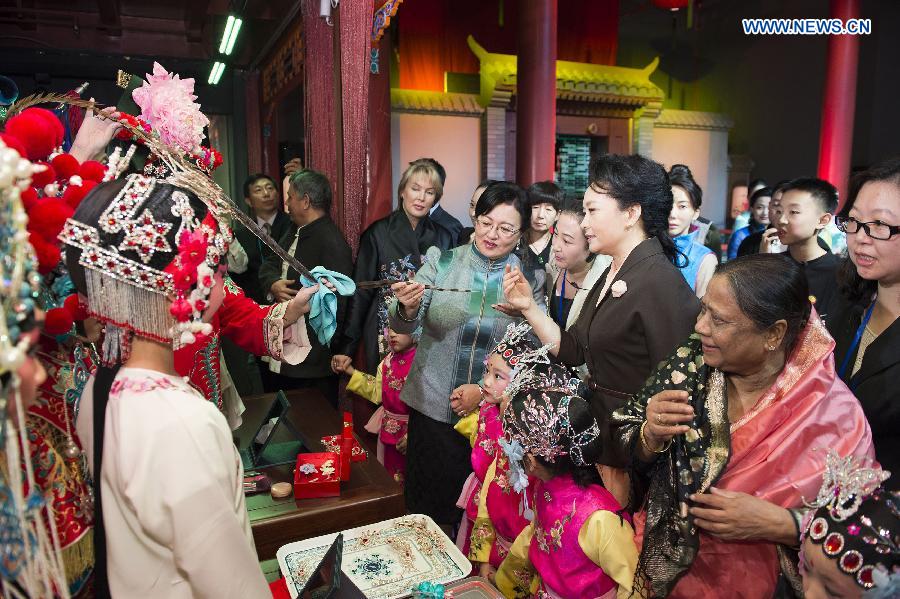 Peng Liyuan, junto a esposas de líderes asiáticos, visita el museo de Pekín 6