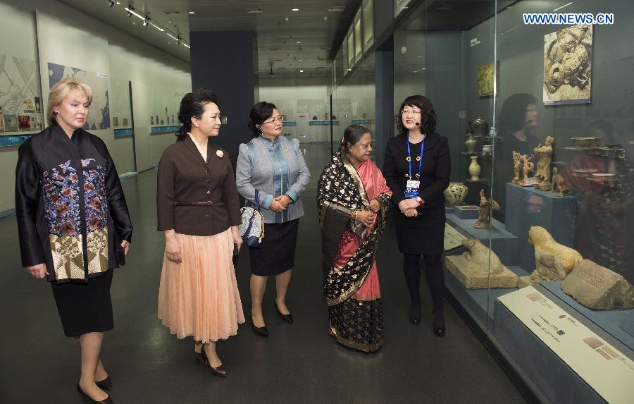 Peng Liyuan, junto a esposas de líderes asiáticos, visita el museo de Pekín 11