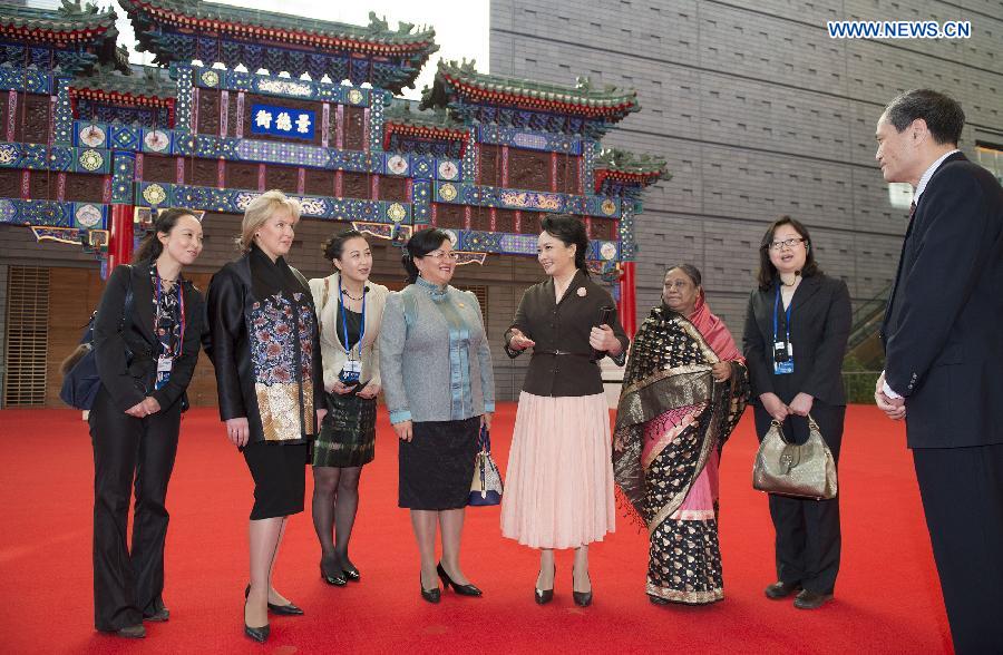 Peng Liyuan, junto a esposas de líderes asiáticos, visita el museo de Pekín