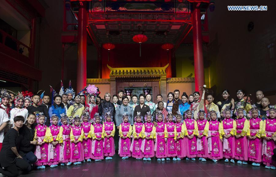 Peng Liyuan, junto a esposas de líderes asiáticos, visita el museo de Pekín 9