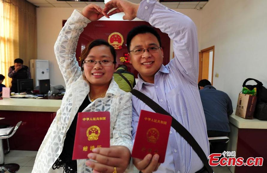 Una pareja comparte un momento romántico, después de firmar sus certificados de matrimonio en Taiyuan, Shanxi, el 11 de noviembre del 2014. Esta fecha, conocida como "Doble 11" (Día del soltero) desde hace varios años está de moda en China, principalmente para hacer compras en línea y contraer matrimonio. (Foto: Wu Junjie)