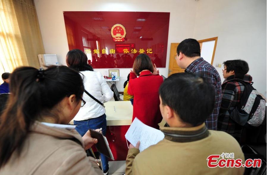Miles de parejas,  en toda China, aprovechan el "Doble 11" (11 de Noviembre, Día del Soltero) para acudir a las oficinas gubernamentales y firmar sus certificados de matrimonio. (Foto: Wu Junjie)