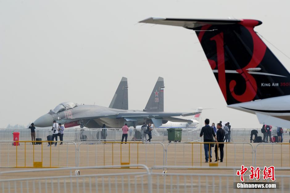 La Expo del Aire China 2014 exhibe aviones de transporte, de reconocimiento, de combate, naves no tripuladas, radares y equipos de comunicación. Zhuhai, Guangdong. (Foto: Chen Wen)