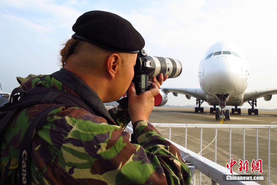 La Expo del Aire China 2014 exhibe aviones de transporte, de reconocimiento, de combate, naves no tripuladas, radares y equipos de comunicación. Zhuhai, Guangdong. (Foto: Chen Wen)