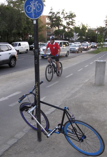 Jóvenes chilenos diseñan una bicicleta antirobos