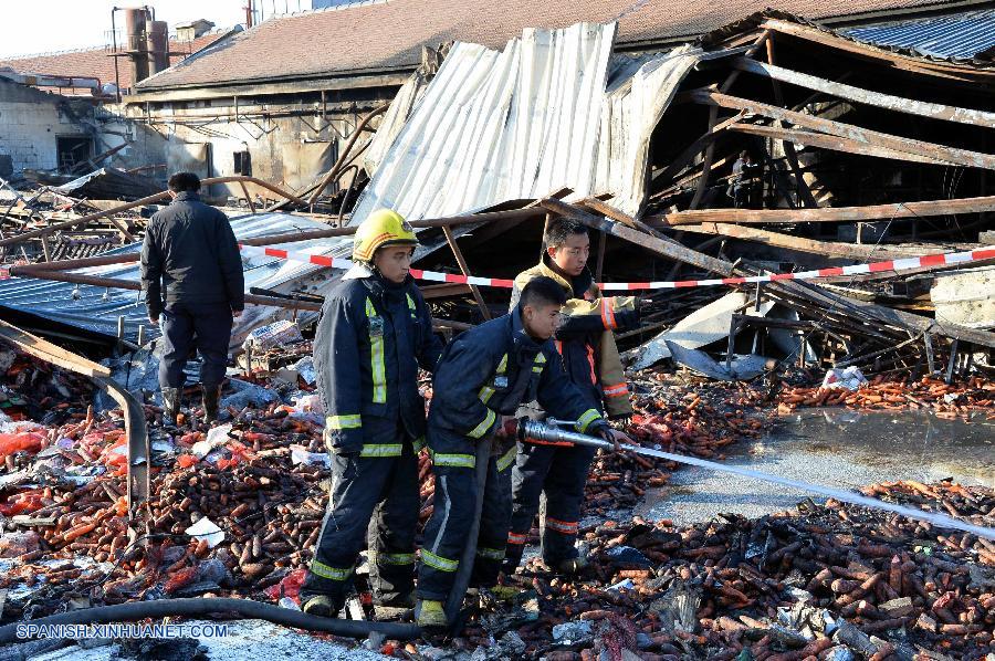 Suman 18 muertos por incendio en empacadora de China