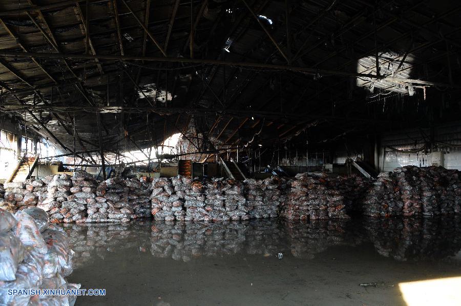 Suman 18 muertos por incendio en empacadora de China