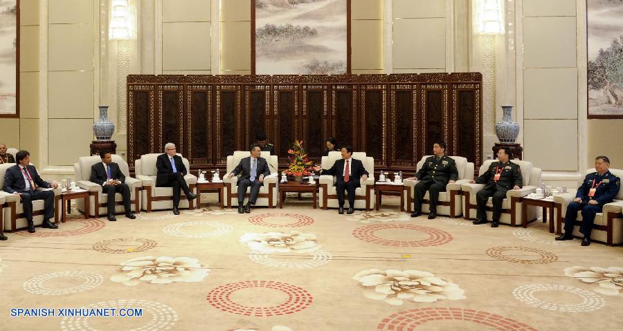 Vicepresidente chino se reúne con oficiales extranjeros de defensa