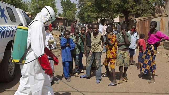 Española es repatriada desde Mali tras pincharse al tratar a un enfermo de ébola